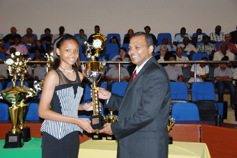 Chelsea Edghill receives the junior sportswoman of the year award from Sport Minister