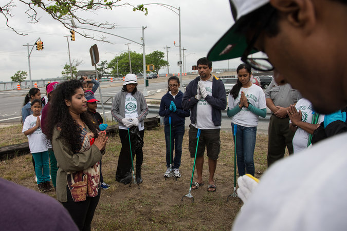 Aminta Kilawan led volunteers in prayer during a Jamaica Bay clean-up.